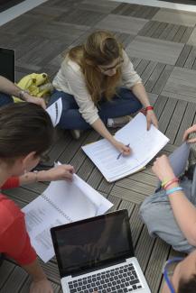 Etudiants de l'Ecole travaillant sur la terrasse